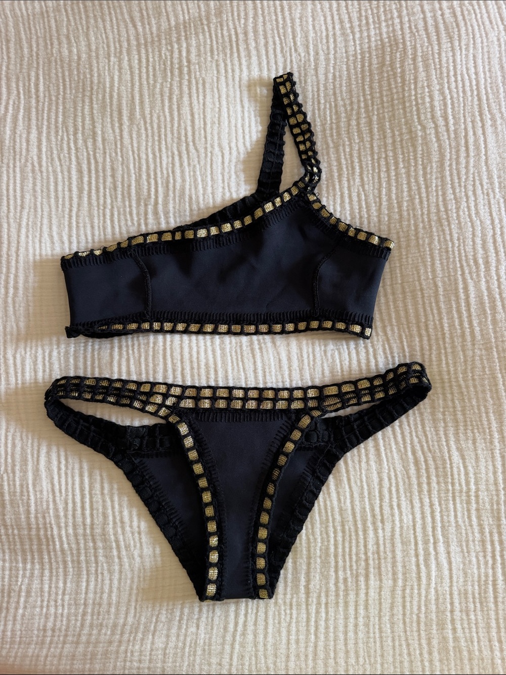 Kiini Set with Gold Trim